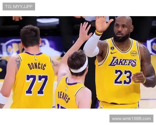 NBA今日焦点：湖人逆转战胜勇士 詹姆斯与戴维斯合力引领球队胜利 - 副本 (3)